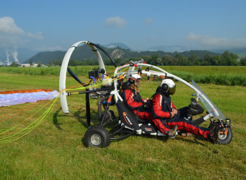 Tandemový motorový paragliding pri Bratislave s videozáznamom v cene.