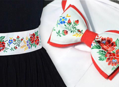 Pánsky motýlik a dámsky opasok s folklórnym motívom. Vyrobené na Slovensku.
