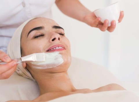 Detoxikačný chemický povrchový peeling pre odstránenie všetkých nedostatkov pleti.