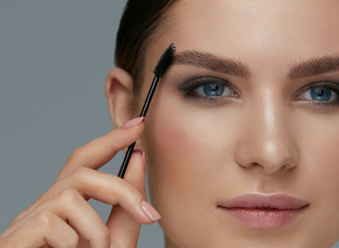 Laminácia alebo lifting obočia - prirodzene upravené obočie po dobu 4 týždňov.