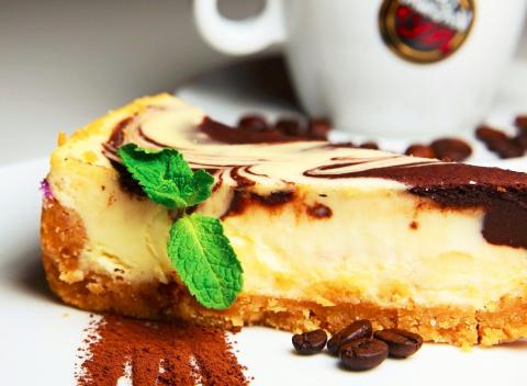 Doprajte si chvíľku oddychu Chutný cheesecake a káva podľa výberu