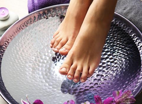 Dajte svoje nôžky do parády Klasická mokrá pedikúra pre dámy i pánov 