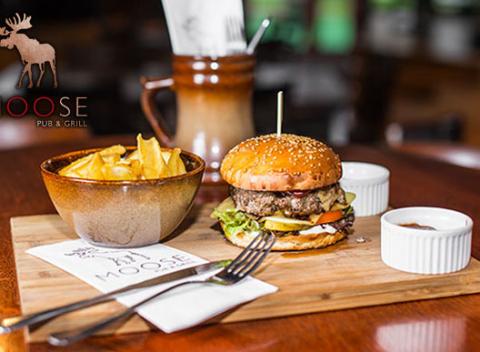 Jedinečný Royal Cheese Burger s majonézou, dvojitým syrom a hranolkami na vás a vašich priateľov čaká v Moose Pub & Grill.