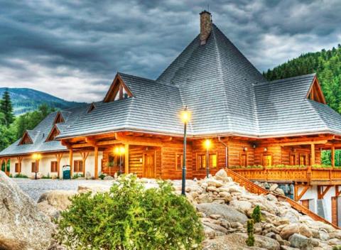 Neváhajte a príďte si aj s rodinkou aktívne oddýchnuť do novopostavenej Koliby v krásnom horskom prostredí na Táloch. 