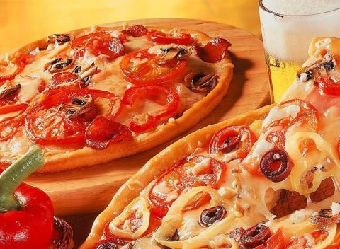 Skvelé dve pizze za cenu jednej. Doprajte si v tejto mrazivej zime trochu talianskeho slnka ukrytého v ťahavom syre. 