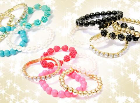 Jednoducho neodolateľný doplnok. Nádherný set perlových náramkov pozostávajúci z 5 kusov, ktoré sa dajú nosiť samostatne. 