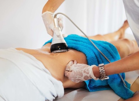 Kavitácia pre tvarovanie postavy alebo lipolaser pre okamžité zoštíhlenie.