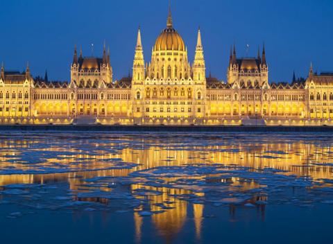 Buďte hosťom najväčšieho hotela v krajine, kde to kypí životom a vždy sa niečo deje. Oddýchnite si po únavnej ceste vo svojej izbe!