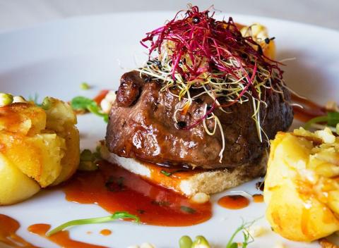 Doprajte si výnimočnú večeru alebo skvelý obed v MARINA*** Botel & Restaurant, ktorý ponúka lahodný hovädzí steak alebo divinový guláš.