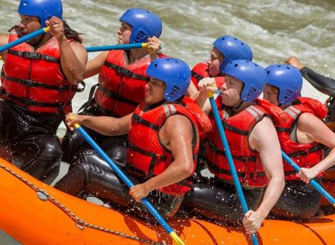 Vychutnávajte si moment a objavte sebe vodáckeho dobrodruha! Rafting na umelom vodnom kanáli v Liptovskom Mikuláši s videozáznamom. 