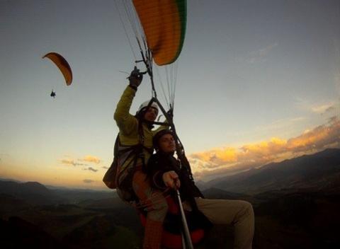 Termický let na padáku. Vychutnajte si drink zážitkov, po ktorom vám namiesto "okna a opice" ostane zážitok na celý život.