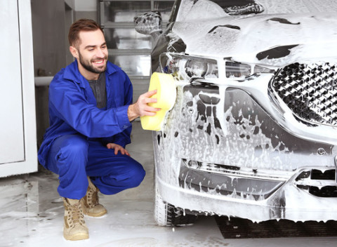 Exteriérové a interiérové ručné umytie vozidla v Easycars. Na výber z 5 čistiacich balíčkov.