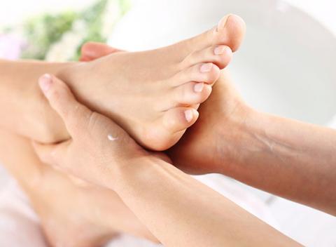 Doprajte vašim nohám vytúženú starostlivosť aj počas zimy v podobe suchej (medicinálnej) alebo mokrej pedikúry.