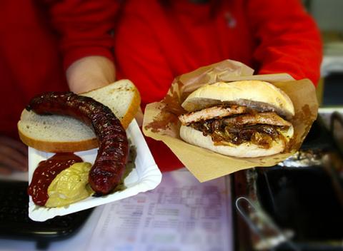 Príďte si vychutnať vianočnú atmosféru na Hlavné námestie. Výborný vianočný punč a kuracia cigánska v žemli alebo grilovaná klobáska.