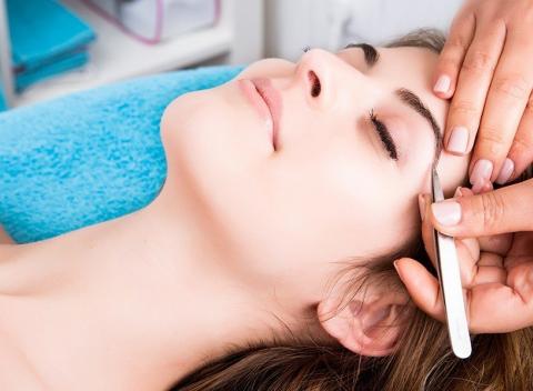 Stačí len pár minút, a vy sa budete na svet krásne usmievať. A to všetko vďaka 50 % zľave na farbenie a formovanie obočia!