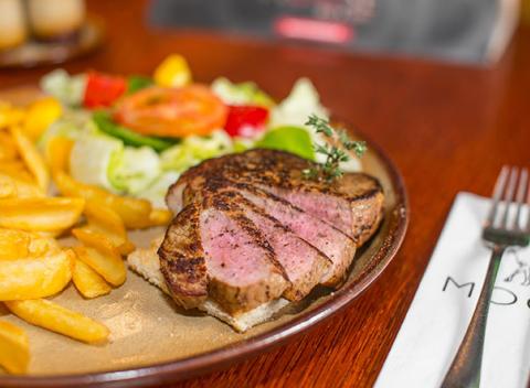 Austrálsky grilovaný Rib eye steak v MOOSE Pub & Grill. Otvorený dizajn vzducholode, americká a slovenská kuchyňa. 