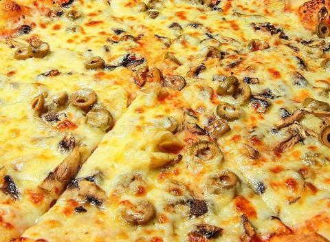 Chrumkavé tenké cesto, pravá paradajková salsa a roztopený ťahavý syr. 2 poriadne pizze podľa vašej chuti bez rezervácie.