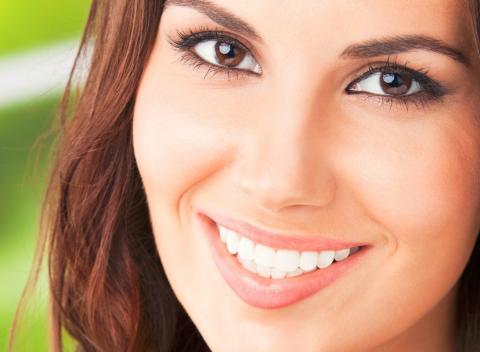 Majte aj vy krásny, zdravý a žiarivo biely úsmev. Kvalitná dentálna hygiena alebo profesionálne bielenie zubov.