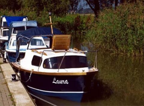 Vychutnajte si dobrodružnú i romantickú plavbu v kajutovom člne po Baťovom kanáli so svojimi blízkymi a prežite krásny deň na vode.