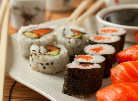 Nalaďte sa na japonskú nôtu a ochutnajte obľúbený a pestrý sushi set v Sushihanil v špeciálnej vianočnej ponuke! 