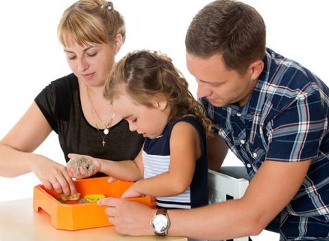 Veľká sada magického piesku poteší nie len malých, ale aj veľkých a to rovno v 3 farbách s lopatkou a formičkami.