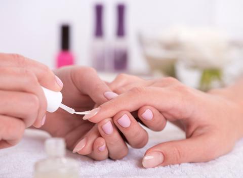 Vkusná manikúra či pedikúra. Dovoľte profesionálom, aby sa pohrali s vašimi nechtami na rukách či nohách. Na maličkostiach záleží! 