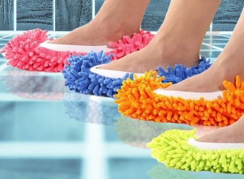 Čistiace mop papuče sú skvelá pomôcka do každej domácnosti. Jednoducho si ich obujete a upratovanie sa môže začať! 