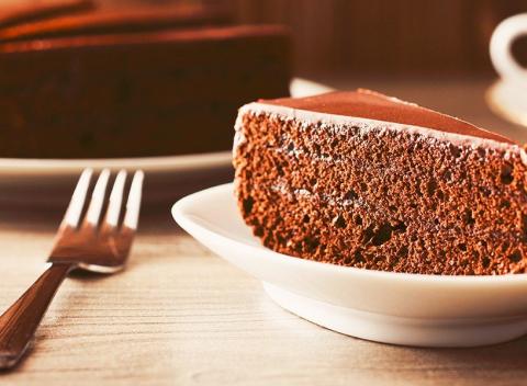 Výborné torty podľa vášho výberu: Sacher, Harlekýn, Jadranská alebo Ovocná. Vychutnajte si život s tortou od Cukrárne cafe Barcelona!