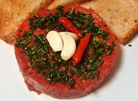 Chutný miešaný tatársky biftek. Vyhovie vašim chutiam a vy opäť pocítite príjemnú eufóriu po tomto delikátnom jedle.