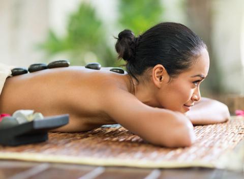 Ponorte sa do sveta ázijskej kultúry, úsmevov a pozitívnej energie vďaka thajskej masáži s bylinkami alebo lávovými kameňmi.  