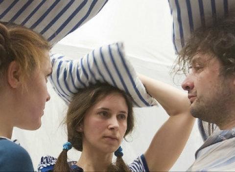 Predstavenie pre najmenších „Pod perinou“ – vo štvrtok 7.1. 2016 o desiatej hodine, vhodné pre deti od dvoch rokov.