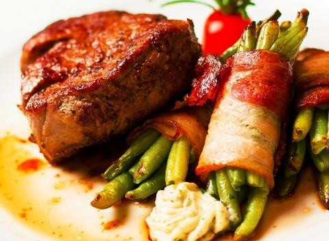 Vydajte sa na pravé gurmánske hody! Doprajte si skvelé hovädzie steaky s lahodnou oblohou v reštaurácii Modrá Hviezda.