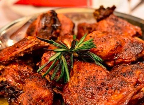 Vynikajúca pečená kačka pre štyri osoby s kapustou a lokšami. Fantastické kráľovské hody nekončia ani po Vianociach.