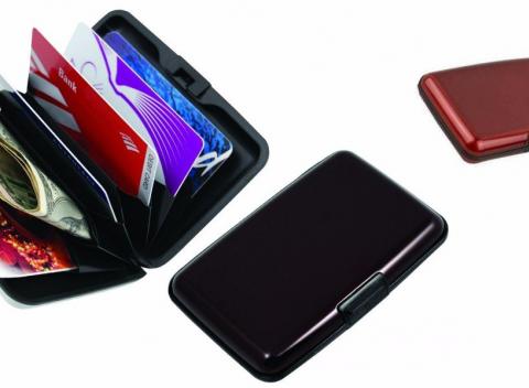 Štýlové púzdro na kreditné karty Aluma Wallet. Praktické a štýlové, ľahké ako pierko a takmer nerozbitné, vaše doklady dokonale chránené.