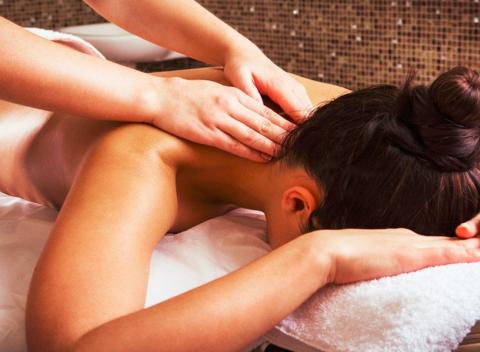 Doprajte si príjemný relax a uvoľnenie pri celotelovej masáži, medovej masáži či masáži hlavy alebo bankovaní. 