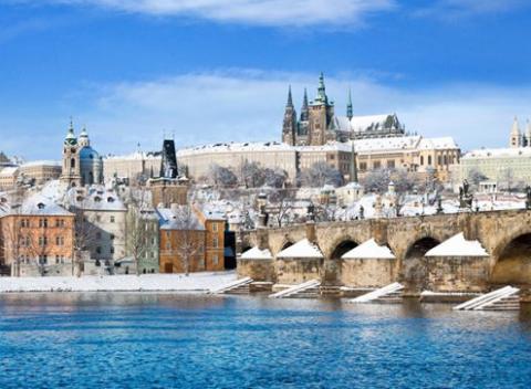 Romantická dovolenka v Prahe. Nájdete tu veľa krásnych pamiatok, obchodov a určite vás prepadne nákupná horúčka.