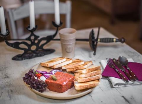 Vynikajúci a lahodný 200 g tatarák pre 2 osoby a k tomu 8 do chrumkava opečených hrianok. Príďte si vychutnať dokonalý gastro pôžitok.