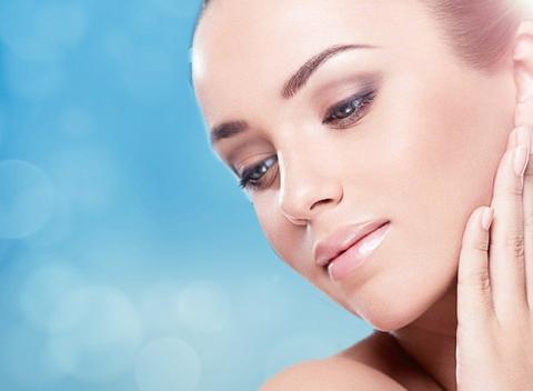 Hodinové hĺbkové ošetrenie pleti za pomoci ultrazvuku, fototerapeutickej lampy či skin scrubber a bonus úprava obočia zdarma.