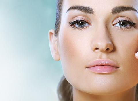 Doprajte jedinečný luxus a omladenie vašej pleti. Dokonalá pleť metódou 3 krokov so 100 % sérom kyseliny hyalurónovej.