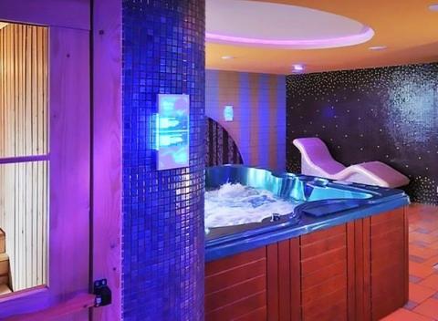 Romantický pobyt s privátnym wellnessom na brehu Domaše, platnosť až do konca mája! Ubytovanie v dvojlôžkovej izbe LUX pre 2 osoby.