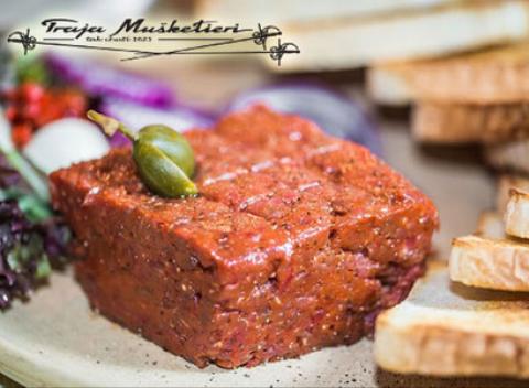 Lahodný 200 g tatarák pre 2 osoby a k tomu 8 do chrumkava opečených hrianok. Príďte si vychutnať dokonalý gastro pôžitok v Bratislave.