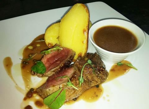 Argentínsky rump steak alebo grilovaný pstruh na citrónovom tymiane. Dve výnimočné jedlá pre výnimočných ľudí s pohárom Prosecca.