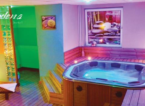 Užite si chvíle oddychu so svojou polovičkou v súkromnou wellness v Hoteli Modena***! Vyskúšajte jaccuzzi, saunu, citronádu a misu ovocia!