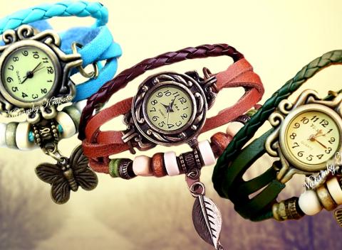 Pekné hodinky by nemali chýbať žiadnej štýlovej žene. Dámske vintage hodinky zdobené remienkom a príveskom v tvare lístku či motýlika.