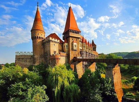 Spoznajte Rumunsko so skúseným sprievodcom, krajinu vyhlásenú za top destináciu pre rok 2016. Navštívte mnoho krásnych miest.