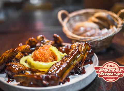 Misa pre ozajstných papkáčov! Pol kila glazovaných rebierok v Jameson omáčke, pol kila buffalo krídeliek, zelenina a čerstvý chlebík. 