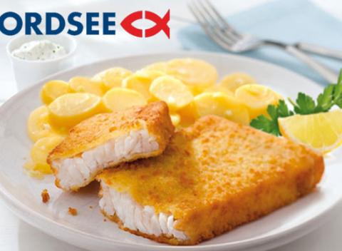 NORDSEE vyprážaná aljašská treska so zemiakovým šalátom s remuládou. Doprajte si zdravú pochúťku dodávajúcu energiu a potrebnú výživu.