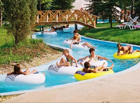 Pobyt vo wellness hoteli M**** si užijú páry, rodiny s deťmi aj seniori. Hotel leží len kúsok od preslávených kúpeľov Hajdúszoboszló.  