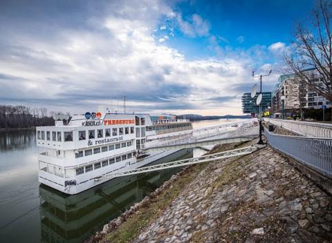 Romantický víkend na lodi v Bratislave s 3-chodovou večerou. Výnimočný a neopakovateľný zážitok priamo na brehu Dunaja.