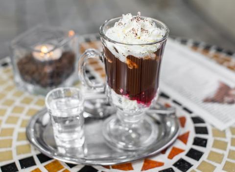 Oddych v Kaviarni bez hraníc na Laurinskej, kde na oboch z vás čaká horúca čokoláda a káva podľa vlastného výberu.